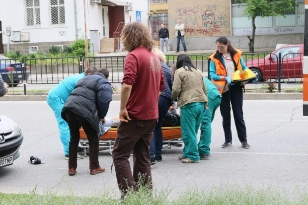 Шофьор просна на земята възрастен мъж на кръстовище в Казанлък
