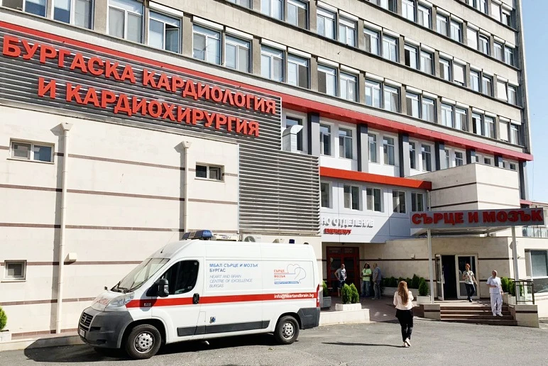 Жена е в болница след верижна катастрофа на пътя Бургас-Варна