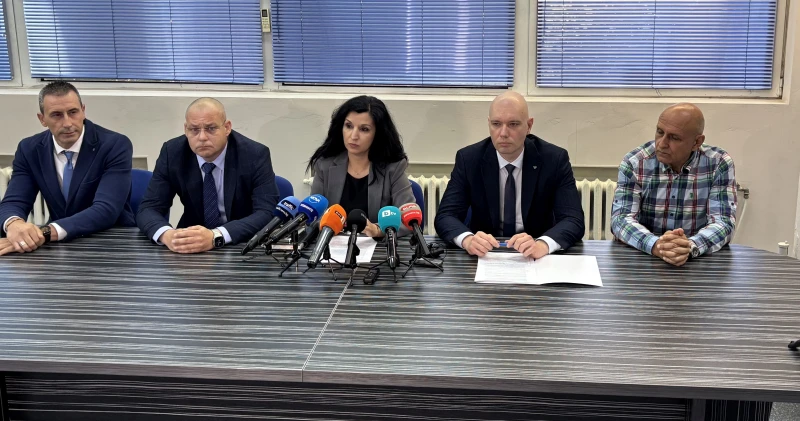 Убиецът от Първомай е нанесъл смъртоносния удар с нож още от вратата