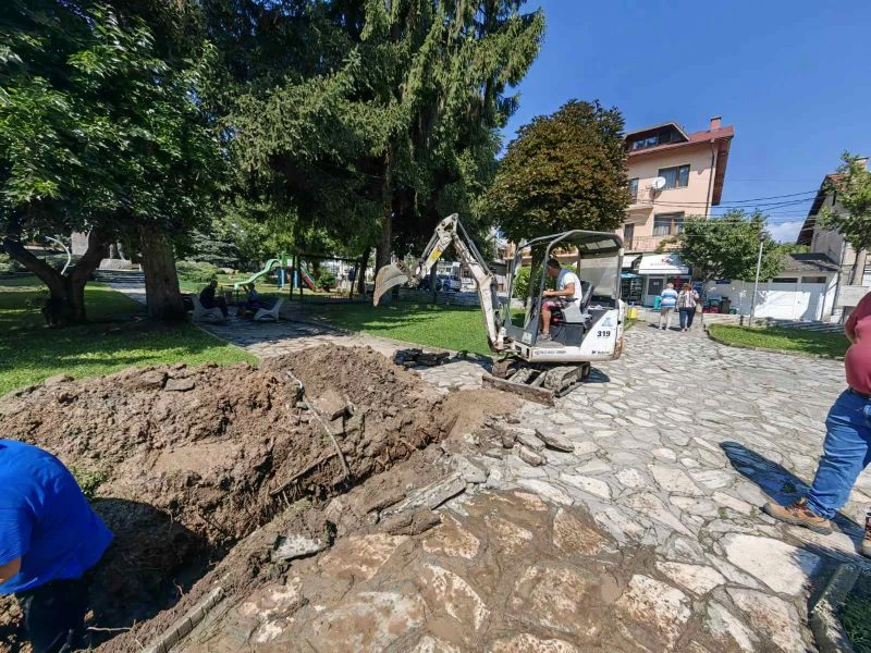 Ремонт на водопроводната мрежа затваря част от централната алея в Добринище