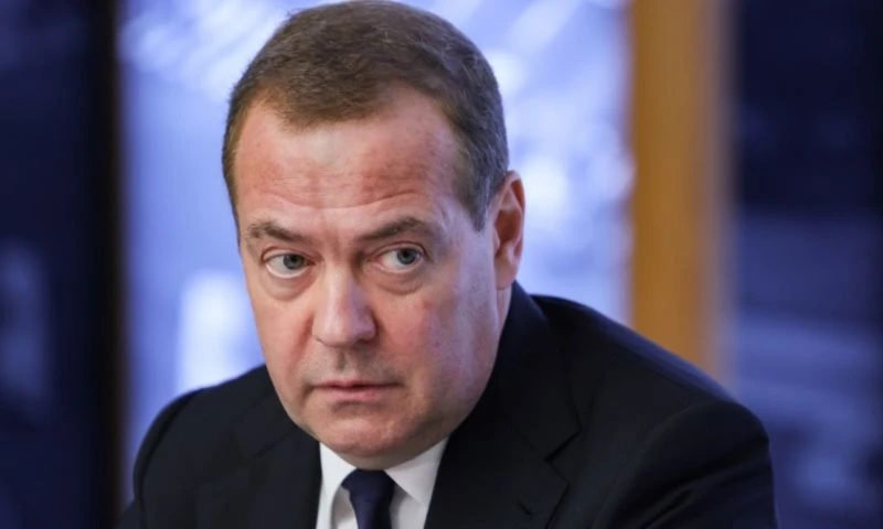 Медведев: Безмозъчният галски петел не може да се откаже от идеята да изпрати войски в Украйна