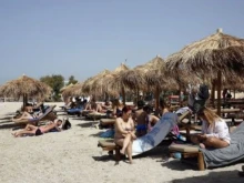 Гърците избягват да почиват в родината си - скъпо им е, но не идват и у нас