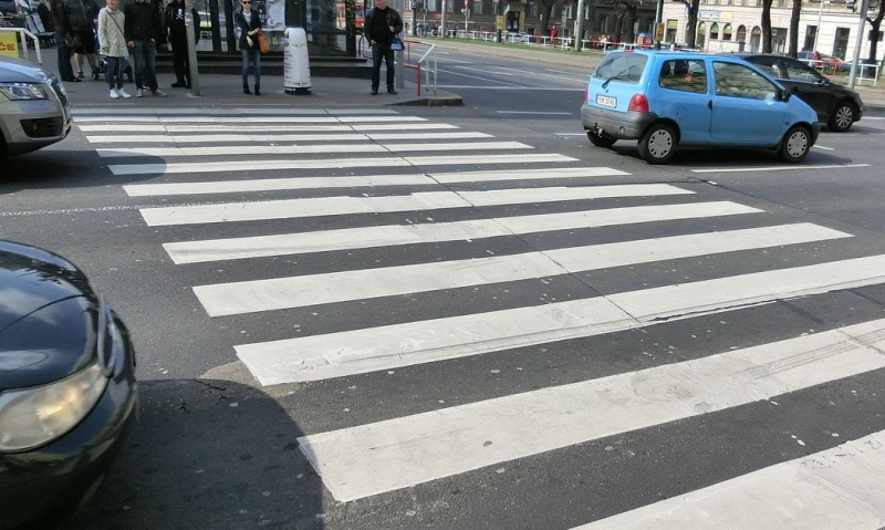 Жена с дете на ръце е блъсната на пешеходна пътека в Стара Загора