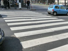 Жена с дете на ръце е блъсната на пешеходна пътека в Стара Загора