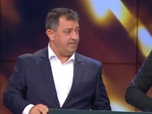 Славен щангист на съд заедно със сина си