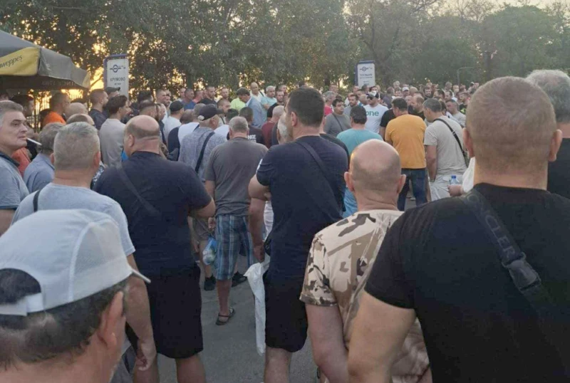 Работници на КЦМ се събраха на протест, искат по-високи заплати