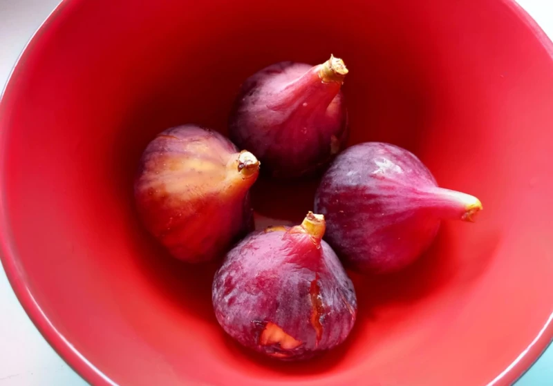 Смокинята – освен, че е вкусна, помага при кокоши трън и рани