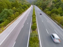 За почистване на канавки днес се променя организацията на движение в участък от на АМ "Хемус" 