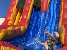 Дете падна от надуваема водна пързалка в Неа Перамос