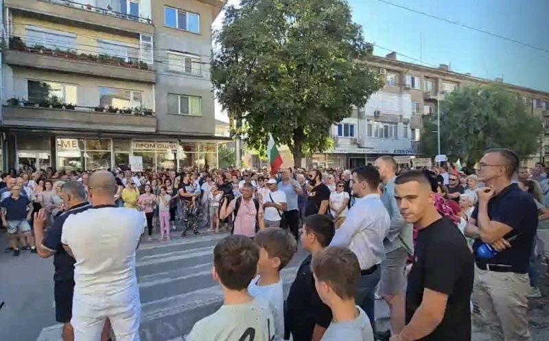 Хиляди на протест срещу безводието в Плевен: Настояват за оставка