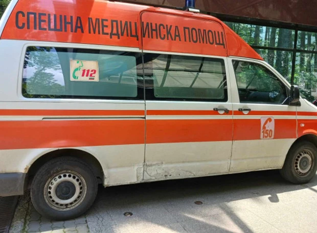 Несебърлия блъсна колата си в автобус и кола, пострада жена