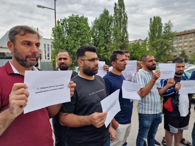 Сирийци протестират пред сградата на Външно министерство