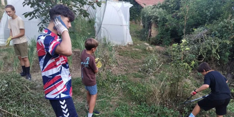 Правят Академия за истински хора в Смоличано