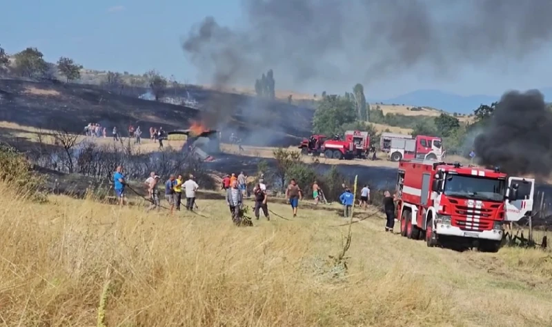 Пожар застраши къщи в село Дяково