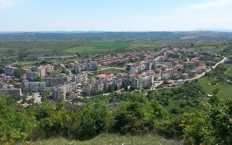 Единственият град в България, от който, ако тръгнете право на север, стигате до Гърция
