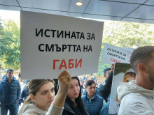 Полицията не успя да удържи протестиращите в Русе - нахлуха в болница "Канев"