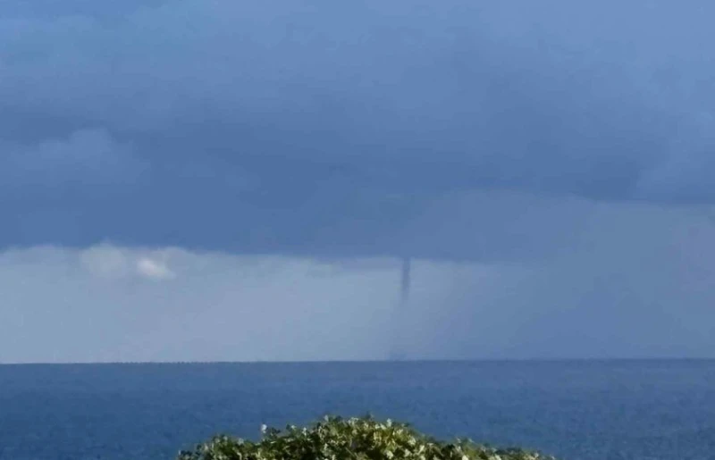 Зрелищно водно торнадо се завихри над Черно море!