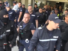 Наложи се намесата на спецчасти, за да укротят протестиращите пред болницата в Русе