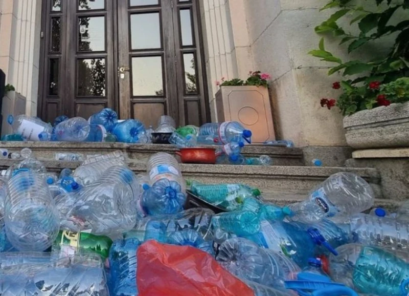 РЗИ към плевенчани: Ако побеляването на водата е от въздух, тя се избистря в рамките на минута