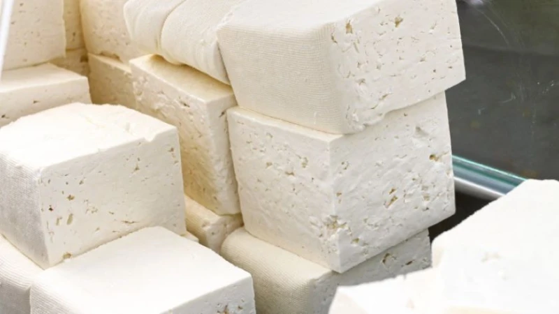 Продукцията на истинско сирене у нас намалява, масово ядем имитиращи продукти
