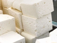 Продукцията на истинско сирене у нас намалява, масово ядем имитиращи продукти