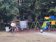 Нова детска площадка в голям казанлъшки квартал събира малчуганите на празник