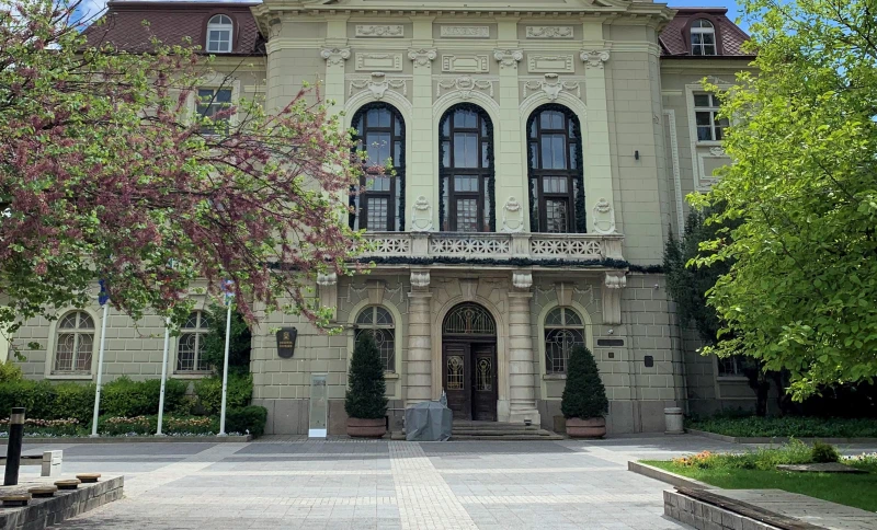 Реставрират входната врата на сградата на община Пловдив, достъпът - от страничния вход