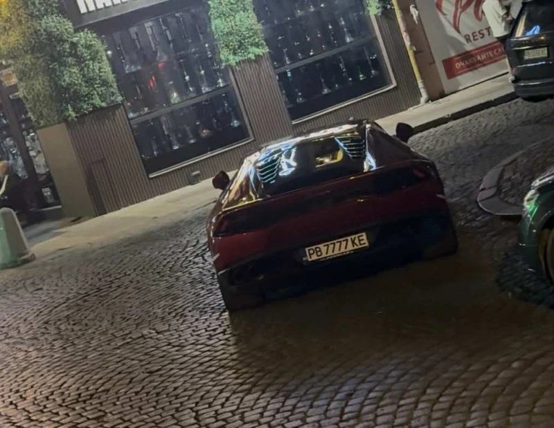 Lamborghini блокира "Капана", собственикът му пие чай