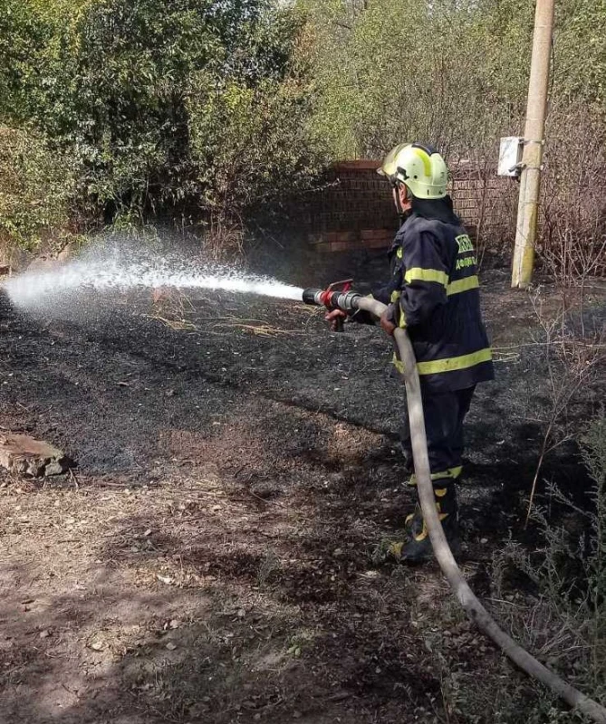 Пожар е изпепелил масивни складове в свищовско село
