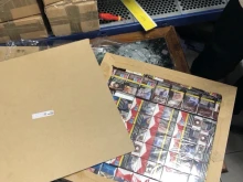 Задържаха близо 10 000 кутии тютюневи изделия, някои са описани като "сухи пасти"