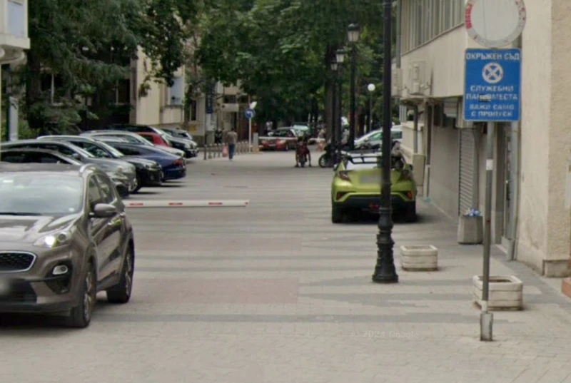 Жена чупи чистачки на коли в центъра на Пловдив