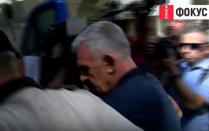 Вижте как полицията изкарва Паскал от КПКОНПИ след разпита