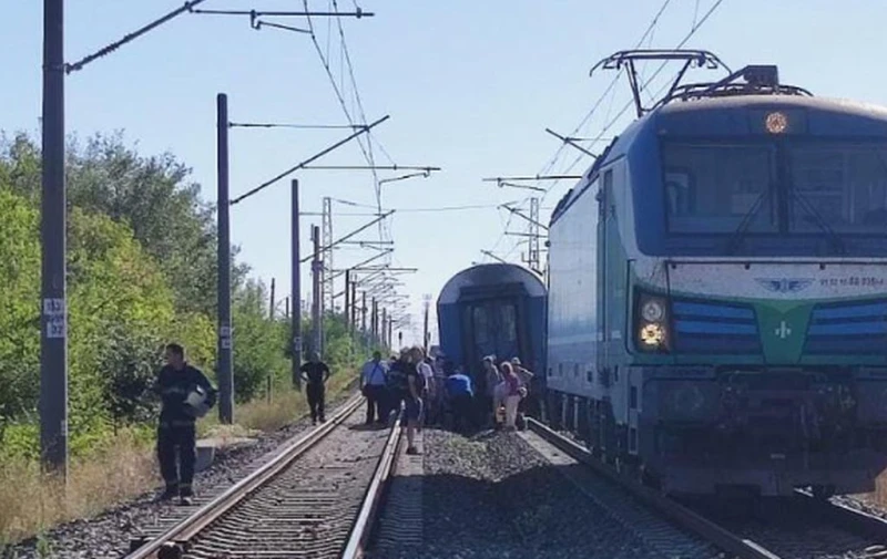 БДЖ с подробности за дерайлиралия влак край Стара Загора