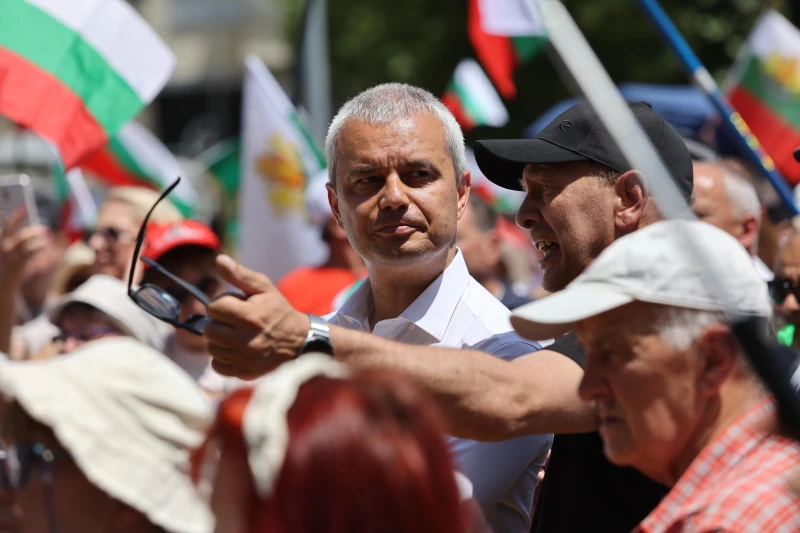 Партия "Възраждане" илиза на протест пред ВМЗ - Сопот
