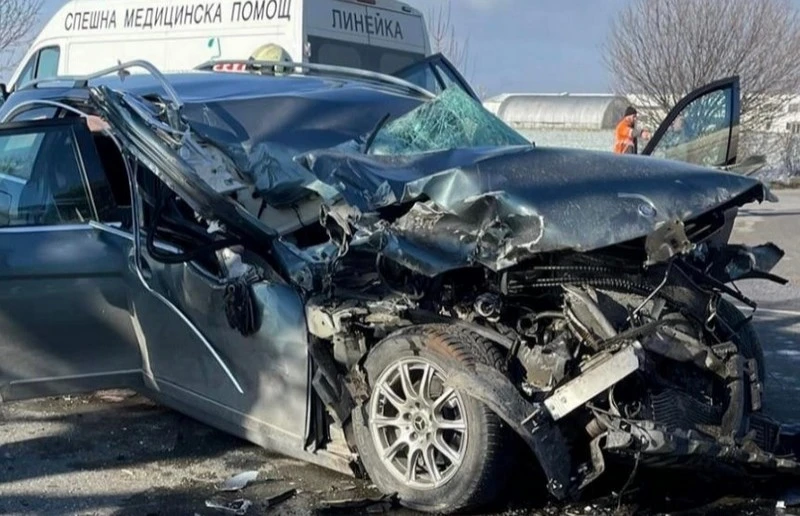 Много тежка катастрофа на АМ "Тракия" с чужда кола, двама младежи са с опасност за живота