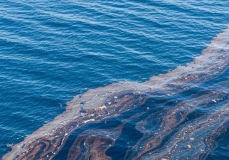Петрол се разля в Черно море