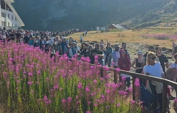 Безкрайна опашка в планината: Кебапчета ли раздавате тука?