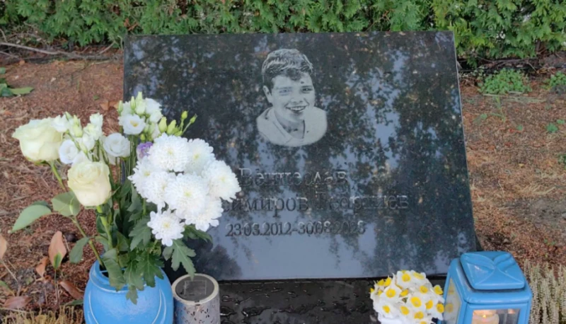 Русенци почетоха паметта на 11-годишния Венци, който беше убит от мълния