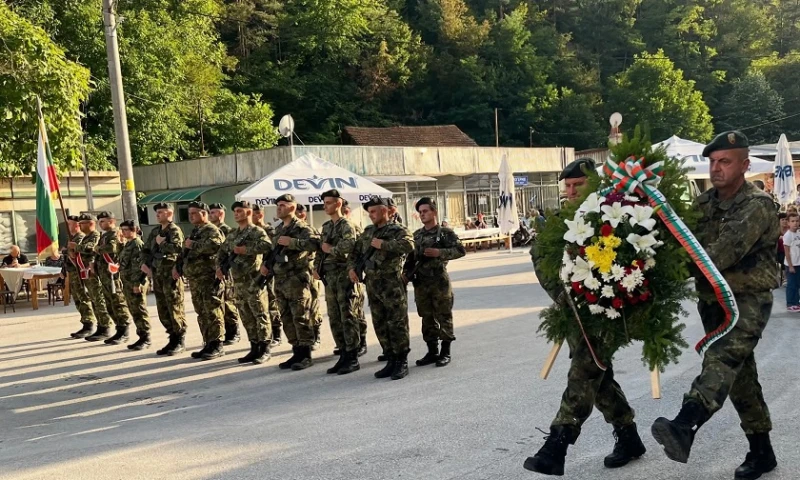 Военнослужещи от 101-ви Алпийски полк почетоха паметта на загиналите във войните от село Михалково