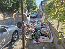 Морската столица тъне в боклук