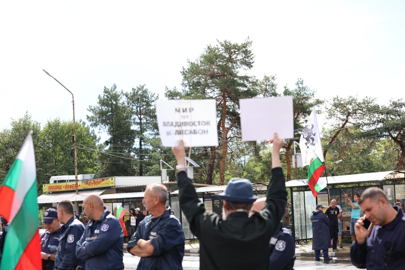 Протест пред ВМЗ - Сопот съпровожда визитата на Фон дер Лайен
