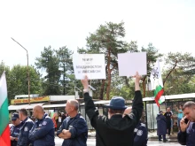 Протест пред ВМЗ - Сопот съпровожда визитата на Фон дер Лайен