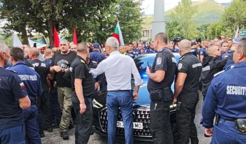 Костадинов от протеста в Сопот: Урсула няма място в България