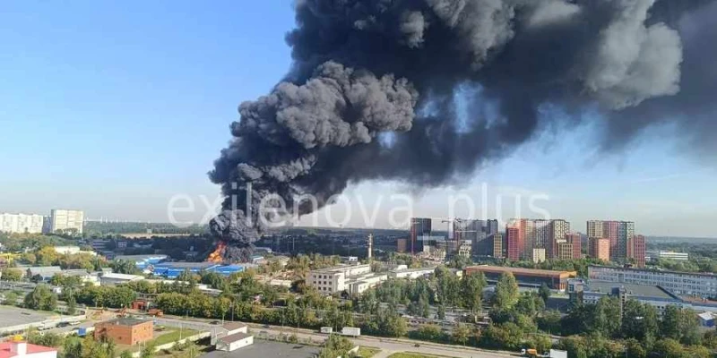 Голям пожар бушува в склад в Московска област