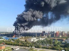 Голям пожар бушува в склад в Московска област