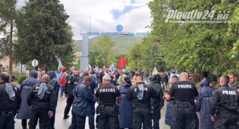 Напрежението в Сопот ескалира, дъждът не спря протестиращите