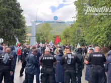 Напрежението в Сопот ескалира, дъждът не спря протестиращите