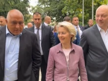 Бойко Борисов лично посрещна Урсула фон дер Лайен на наша почва