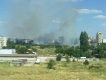 Сухи треви горят в "Тракия"