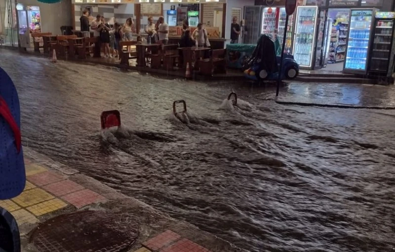 Мощен порой удави Китен, всичко е под вода!